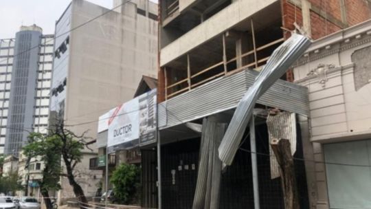 Tragedia en La Plata: murió un albañil tras caer del quinto piso de una obra en construcción