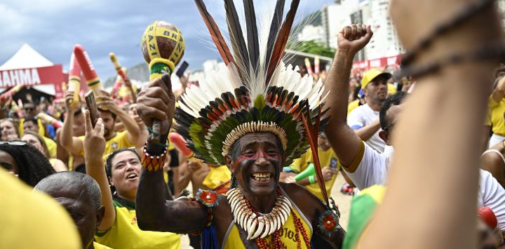 Aficionados de Brasil ven la retransmisión en directo del partido de octavos de final de la Copa Mundial de Fútbol Qatar 2022 entre Brasil y Corea del Sur en el Festival de Aficionados de la FIFA en la playa de Copacabana, Río de Janeiro, Brasil.