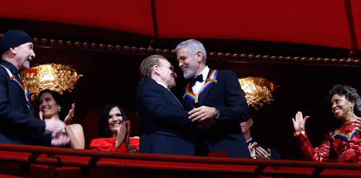 Los homenajeados Bono y George Clooney se felicitan mutuamente mientras The Edge y Tania León reaccionan durante la 45ª ceremonia de los Kennedy Center Honors en The Kennedy Center en Washington, DC.
