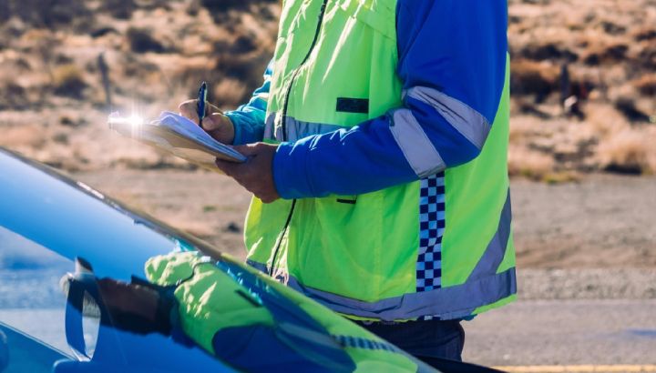 ¿Te pueden revisar el auto y tus pertenencias en un control policial?