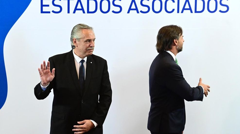 Alberto Fernandez con Luis Lacalle Pou en la cumbre del Mercosur 20221206