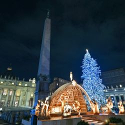 Esta fotografía muestra a un iluminado Árbol de Navidad en la Plaza de San Pedro en el Vaticano. | Foto:FILIPPO MONTEFORTE / AFP