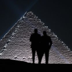 Los modelos se perfilan contra la Pirámide de Menkaure en el desfile de Christian Dior en la Necrópolis de las Pirámides de Guiza, en las afueras de la ciudad gemela de la capital de Egipto. | Foto:AHMED HASAN / AFP