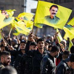 Manifestantes marchan con banderas amarillas que muestran el rostro de Abdullah Ocalan, líder del Partido de los Trabajadores del Kurdistán (PKK), actualmente encarcelado en Turquía, durante una manifestación en la que se pide su liberación y se condenan los recientes ataques turcos contra zonas kurdas, en la ciudad de mayoría kurda de Qamishli, en el noreste de Siria. | Foto:DELIL SOULEIMAN / AFP