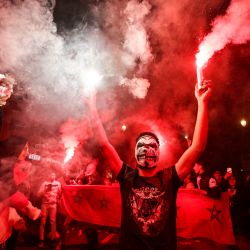 Marroquíes celebran la victoria de su equipo tras el partido de fútbol de octavos de final del Mundial de Catar 2022 entre Marruecos y España, en Rabat, Marruecos. | Foto:FADEL SENNA / AFP