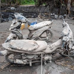 Motocicletas dañadas cubiertas de ceniza en el pueblo de Kajar Kuning, en Lumajang, tras la erupción volcánica del monte Semeru en Indonesia. | Foto:JUNI KRISWANTO / AFP