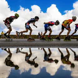 Participantes compiten durante el II Maratón Internacional de Patinaje de La Habana, en Cuba. | Foto:YAMIL LAGE / AFP