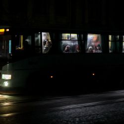 Pasajeros viajan en un autobús urbano por una calle durante un corte de electricidad en el centro de Odessa, en medio de la invasión rusa de Ucrania. | Foto:OLEKSANDR GIMANOV / AFP