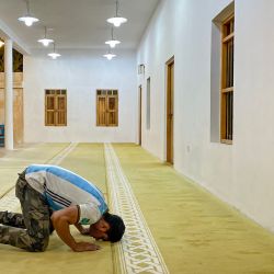 Un hombre con una camiseta de fútbol de Argentina reza en una mezquita en Al Wakrah, Qatar. | Foto:ODD ANDERSEN / AFP