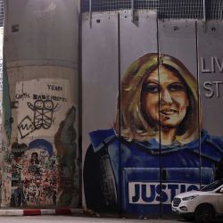 Un mural artístico de la corresponsal palestino-estadounidense asesinada Shireen Abu Akleh aparece en una sección de la valla de separación israelí entre Jerusalén y la ciudad de Belén, en la Cisjordania ocupada. | Foto:AHMAD GHARABLI / AFP