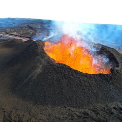 Una vista aérea muestra la fisura 3 en erupción en la Zona de Rift Noreste del Mauna Loa, a una altura de aproximadamente 11.500 pies (3.510 m) sobre el nivel del mar, en el volcán Mauna Loa, cerca de Hilo, Hawai. - El volcán activo más grande del mundo estalló por primera vez en 40 años, arrojando lava y ceniza caliente, en un espectacular despliegue de la furia de la naturaleza por el Mauna Loa en Hawai. | Foto:USGS / US Geological Survey / AFP