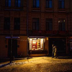Varias personas caminan por una calle del centro de Kiev, en medio de la invasión rusa de Ucrania. - Con temperaturas bajo cero, los repetidos ataques rusos han dejado la red energética de Ucrania al borde del colapso y han interrumpido el suministro de electricidad y agua a millones de personas en las últimas semanas. | Foto:DIMITAR DILKOFF / AFP