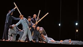 poética particular. La propuesta escénica se completa con un sobrio vestuario, y la música de Erico Schick.