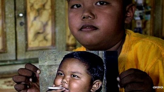 Aldi Rizal, el bebé fumador que se hizo viral en 2010 y hoy es símbolo de concientización