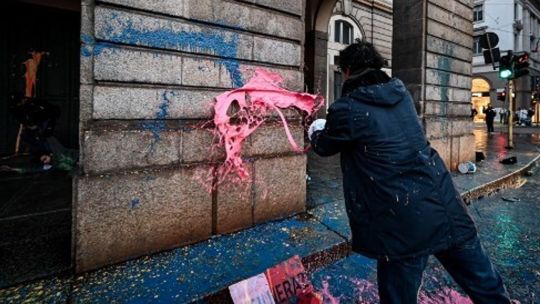 Detienen a 5 activistas que tiraron pintura en la entrada del Teatro La Scala de Milán