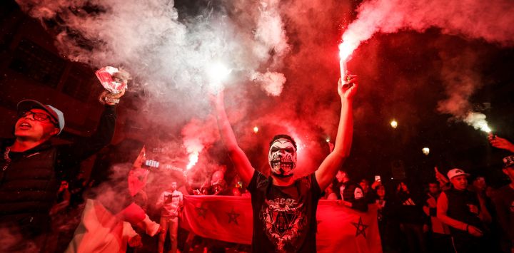 Marroquíes celebran la victoria de su equipo tras el partido de fútbol de octavos de final del Mundial de Catar 2022 entre Marruecos y España, en Rabat, Marruecos.