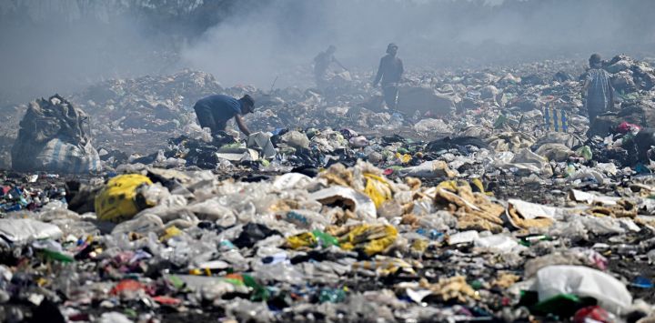 Recicladores seleccionan productos útiles entre la basura, en el vertedero de Luján, Argentina. - Decenas de personas buscan entre la basura artículos reciclables que venden para el sustento de sus hogares y como forma de hacer frente a la crisis económica del país. El vertedero de Luján, el más grande a cielo abierto de Argentina, se transformará en un centro medioambiental, poniendo fin a años de contaminación, insalubridad y también a la forma de ganarse la vida de estos recicladores.