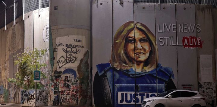 Un mural artístico de la corresponsal palestino-estadounidense asesinada Shireen Abu Akleh aparece en una sección de la valla de separación israelí entre Jerusalén y la ciudad de Belén, en la Cisjordania ocupada.