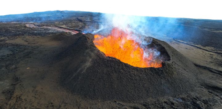 Una vista aérea muestra la fisura 3 en erupción en la Zona de Rift Noreste del Mauna Loa, a una altura de aproximadamente 11.500 pies (3.510 m) sobre el nivel del mar, en el volcán Mauna Loa, cerca de Hilo, Hawai. - El volcán activo más grande del mundo estalló por primera vez en 40 años, arrojando lava y ceniza caliente, en un espectacular despliegue de la furia de la naturaleza por el Mauna Loa en Hawai.