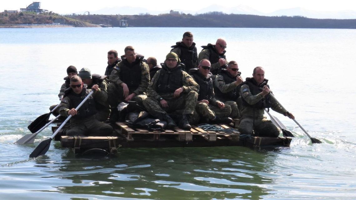 Quiénes son y qué van a hacer los soldados de Kosovo que desembarcaron en Malvinas
