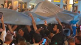 Qatar 2022: emotivo banderazo de hinchas argentinos esperando el partido con Países Bajos