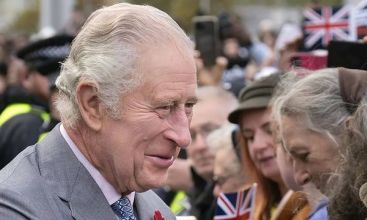  El Rey Carlos III da una tregua a Harry y Meghan mientras se reúne con grupos comunitarios en King’s Cross