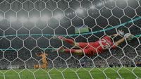 'Dibu' Martínez, vuela para atrapar el penal de Van Dijk, poniendo en marcha la victoria argentina en cuartos de final de Qatar 2022.