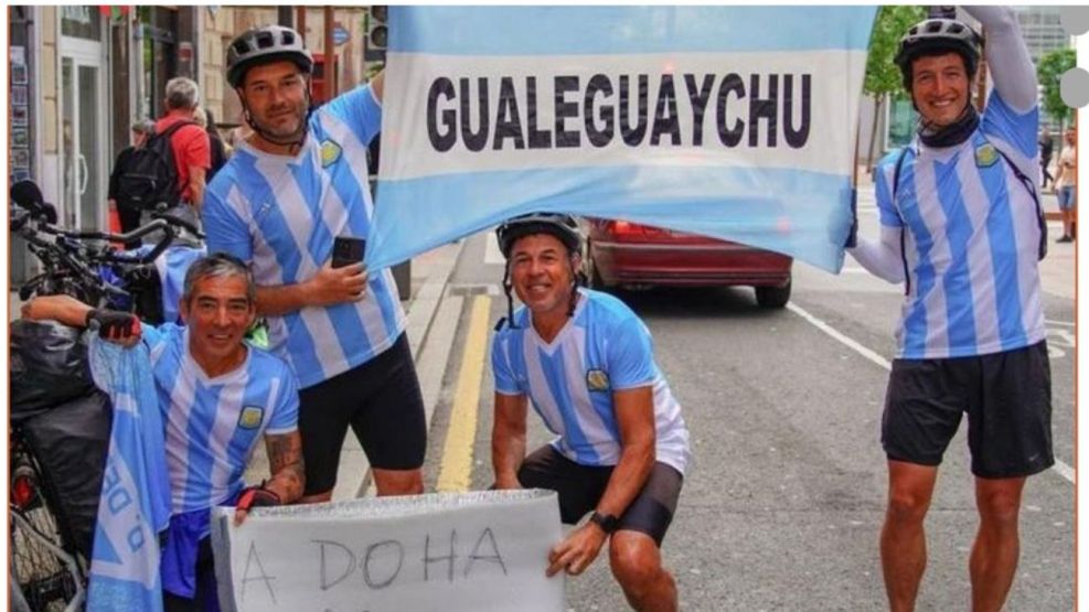 El argentino que hizo 10 mil kilómetros en bicicleta para llegar a Doha