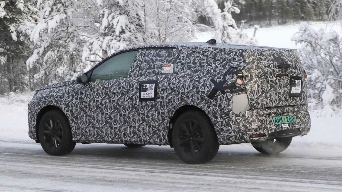 El nuevo Peugeot 3008 se deja ver con camuflaje | Parabrisas