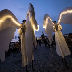 Artistas disfrazados de ángeles participan en un desfile de ángeles navideños en Praga, República Checa. | Foto:Michal Cizek / AFP