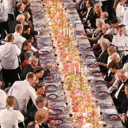 Camareros sirven el postre durante el banquete real en honor de los galardonados con el Premio Nobel 2022, tras la ceremonia de entrega en Estocolmo, Suecia. | Foto:JONATHAN NACKSTRAND / AFP