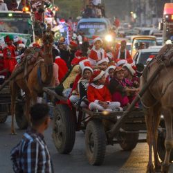 Cristianos participan en una manifestación navideña en Karachi, Pakistán. | Foto:RIZWAN TABASSUM / AFP