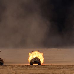 Fuerzas del ejército kuwaití y francés participan en un simulacro conjunto denominado "Perla de Occidente", celebrado en el campo de tiro de al-Udaira, 95 km al noroeste de la ciudad de Kuwait. | Foto:YASSER AL-ZAYYAT / AFP