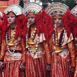 Niñas de la comunidad newar vestidas con un atuendo tradicional participan en una procesión con motivo de las celebraciones del "Día de Jyapu", que marca el final de la temporada de cosecha, en Katmandú, Nepal. | Foto:PRAKASH MATHEMA / AFP