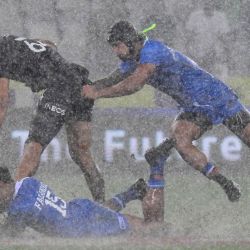 Regan Ware de Nueva Zelanda es tacleado durante el partido final de la HSBC World Rugby Sevens Series 2023 entre Nueva Zelanda y Samoa en el Estadio DHL en Ciudad del Cabo. | Foto:RODGER BOSCH / AFP