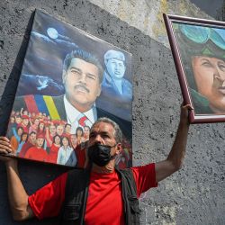 Simpatizantes del presidente de Venezuela, Nicolás Maduro, participan en una marcha para conmemorar la última aparición pública del fallecido presidente Hugo Chávez antes de su muerte, en lo que llaman "el día de la lealtad y el amor al comandante Hugo Chávez" en Caracas. | Foto:Federico Parra / AFP