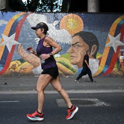 Un corredor participa en la carrera de 21 km y 42 km de la 5ª edición del Maratón de Caracas, en Caracas, Venezuela. | Foto:Federico Parra / AFP