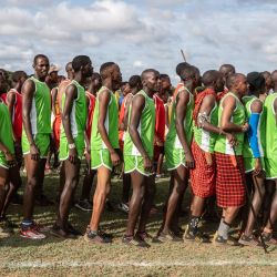 Un grupo de participantes baila durante las Olimpiadas Maasai en el distrito de Kimana, un evento deportivo celebrado por primera vez en 2012, en el ecosistema Amboseli-Tsavo. | Foto:Fredrik Lerneryd / AFP