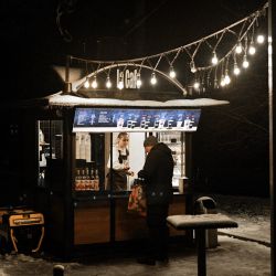 Un hombre paga una compra en un quiosco de café conectado a un generador eléctrico en la ciudad ucraniana occidental de Lviv, en medio de la invasión rusa de Ucrania y los masivos ataques aéreos rusos contra la infraestructura energética ucraniana. | Foto:Yuriy Dyachyshyn / AFP