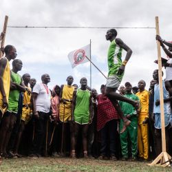 Un participante de la aldea de Mbirikani participa en salto de altura durante las Olimpiadas Maasai en el distrito de Kimana, Kenia, un evento deportivo celebrado por primera vez en 2012, en el ecosistema Amboseli-Tsavo. - Normalmente el evento se celebra cada dos años, pero debido a la pandemia de 2020 se canceló, por lo que el de este año ha sido el primero en cuatro años. | Foto:Fredrik Lerneryd / AFP