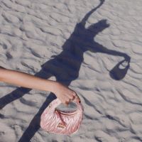 Úrsula Corberó usó una minifalda plisada y una Polo de punto para el verano en Miami