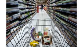 Esta fotografía tomada en Balma, cerca de Toulouse, suroeste de Francia, muestra un carrito de la compra en un supermercado.