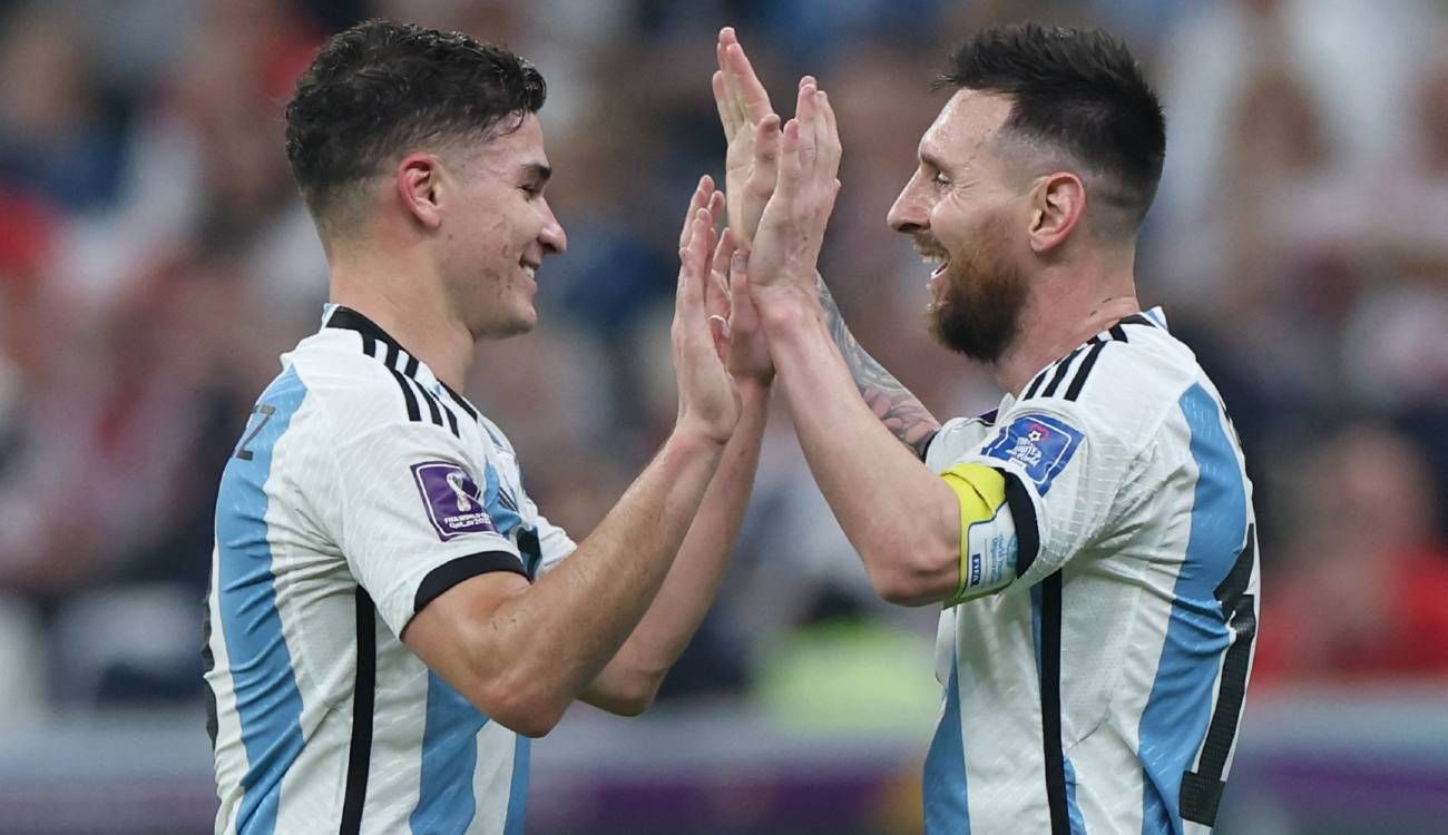 Los fanáticos de Argentina celebran mientras ven la transmisión en vivo del partido de fútbol de semifinales de la Copa Mundial Qatar 2022 entre Argentina y Croacia en la plaza Francisco Seeber en Buenos Aires el 13 de diciembre de 2022.