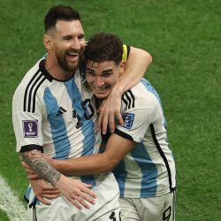 Julián Álvarez celebra con Lionel Messi después de anotar el segundo gol de su equipo durante el partido de semifinales de la Copa Mundial de Fútbol Qatar 2022 entre Argentina y Croacia en el Estadio Lusail en Lusail, al norte de Doha. | Foto:ADRIAN DENNIS / AFP