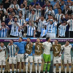 Los jugadores de Argentina celebran la victoria en el partido de semifinales de la Copa Mundial de Fútbol Qatar 2022 entre Argentina y Croacia en el estadio Lusail en Lusail, al norte de Doha. | Foto:Anne-Christine Poujoulat / AFP