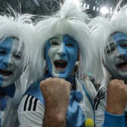 Seguidores de Argentina animan antes del comienzo del partido de semifinales de la Copa Mundial de Fútbol Qatar 2022 entre Argentina y Croacia en el Estadio Lusail en Lusail, al norte de Doha. | Foto:GIUSEPPE CACACE / AFP