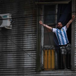 Un aficionado de Argentina celebra un gol durante el partido de fútbol de semifinales del Mundial de Catar 2022 entre Argentina y Croacia, en su casa del barrio de La Boca en Buenos Aires. | Foto:LUIS ROBAYO / AFP