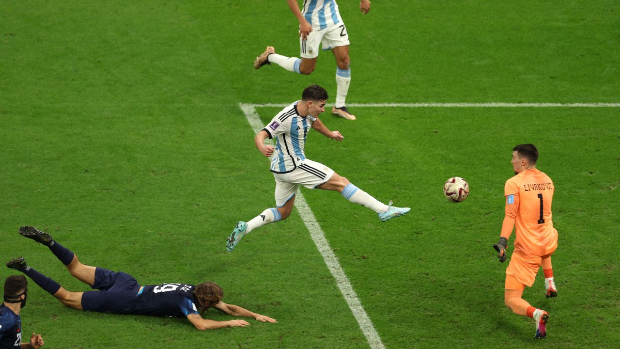 El delantero de Argentina Julián Álvarez patea la pelota y marca el segundo gol de su equipo ante el arquero de Croacia Dominik Livakovic durante el partido de semifinales de la Copa Mundial de Fútbol Qatar 2022 entre Argentina y Croacia. | Foto:ADRIAN DENNIS / AFP