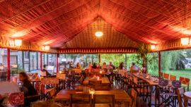 Francisca, en los Arcos del Rosedal.