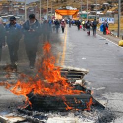 Campesinos andinos, partidarios del ex presidente Pedro Castillo, bloquean la carretera que conduce al puente internacional de Ilave, en la frontera entre Perú y Bolivia, en Puno, exigiendo la liberación de Castillo. | Foto:Juan Carlos Cisneros / AFP
